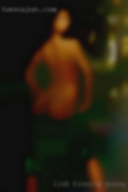 Lisb kissing pussy swinger eating.